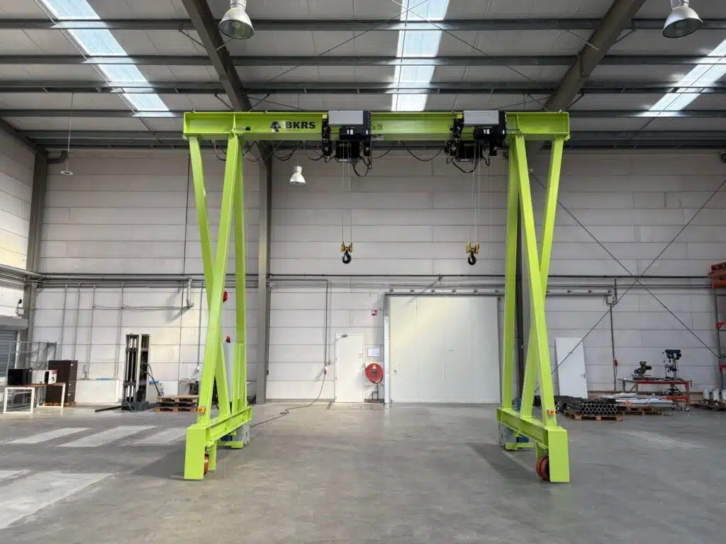 Groene mobiele portaalkraan