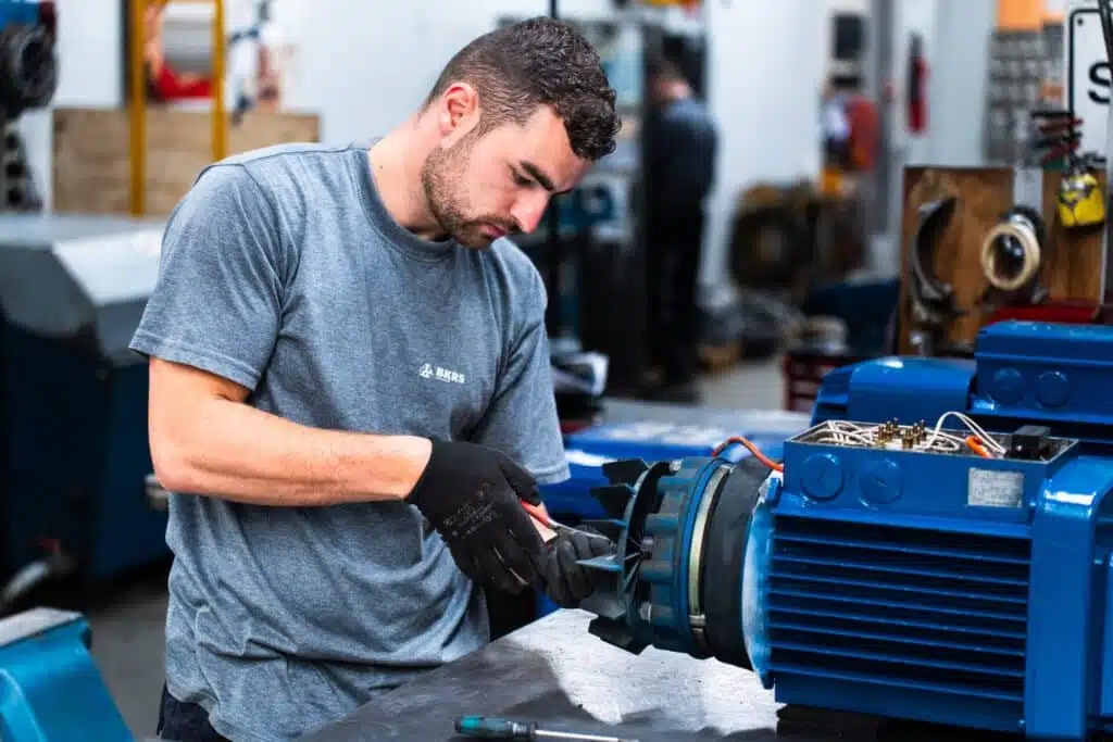 Monteur reviseert een motor