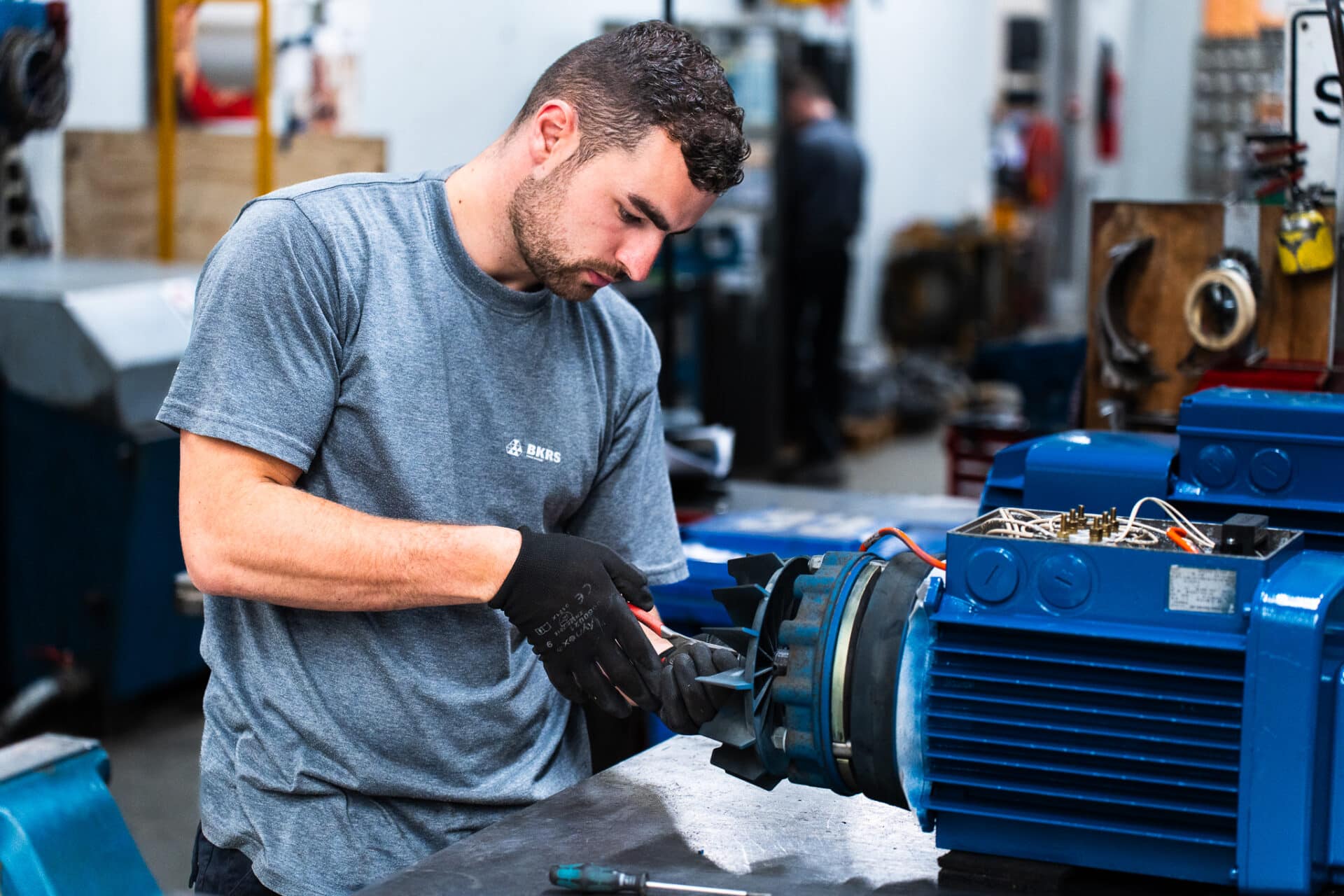 Monteur reviseert een motor