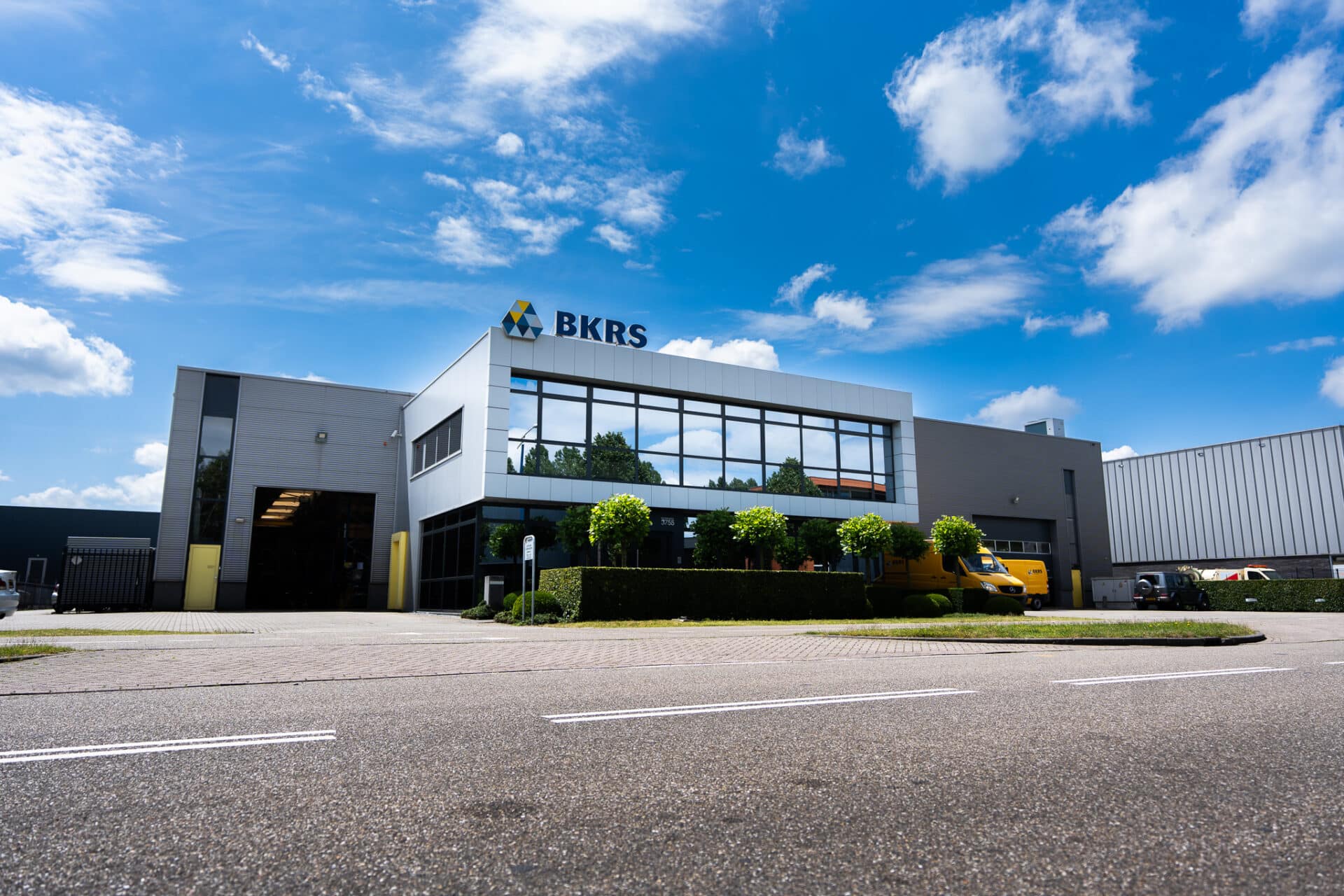 Vooraanzicht van het pand van BKRS Crane Systems