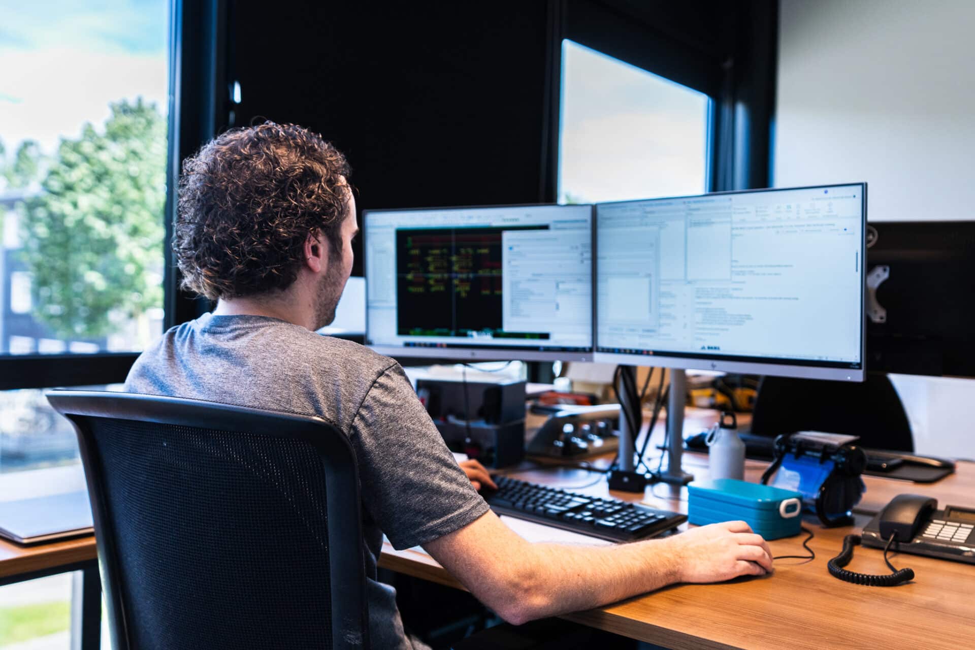 Elektro Engineer is bezig met engineering van een kraansysteem op de computer