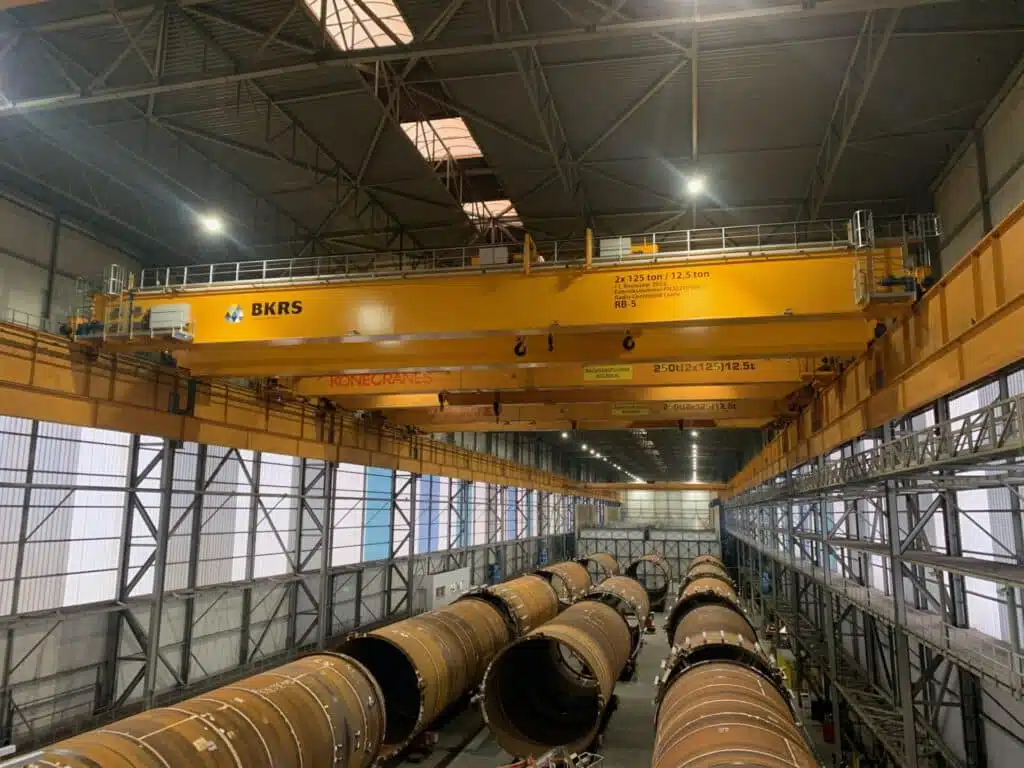 Vooraanzicht van een dubbelligger bovenloopkraan van BKRS Crane Systems